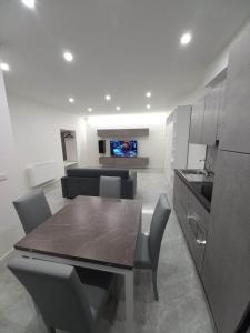 - une cuisine et une salle à manger avec une table et des chaises dans l'établissement Casa sul Corso, à Cosenza