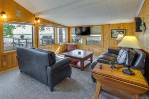 uma sala de estar com um sofá e uma mesa em Pet-Friendly Grove Vacation Rental with Boat Dock! em Grove