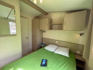Posteľ alebo postele v izbe v ubytovaní Les mobil homes de Naka, une entrée gratuite adulte pour la Réserve Africaine de Sigean + 37 fotografií