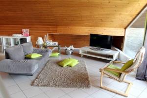 TV a/nebo společenská místnost v ubytování Ferienwohnung Kirschenlohr