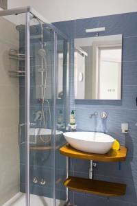 een badkamer met een wastafel en een douche bij Atrepassidalmare in Marina di Ragusa