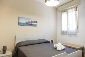 a bedroom with a bed and a pier at Atrepassidalmare in Marina di Ragusa