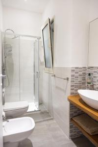 a bathroom with a toilet and a sink and a shower at Atrepassidalmare in Marina di Ragusa