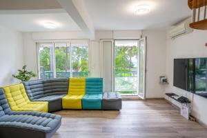 TV a/nebo společenská místnost v ubytování Le Sable d'Or