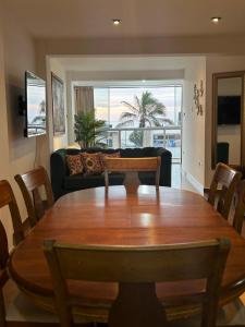 a living room with a table and a couch at Apartamento Huanchaco Yuri in Huanchaco