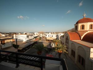 - un balcon offrant une vue sur la ville dans l'établissement Hellas, à Palekastro