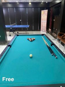 - un billard avec une balle en haut dans l'établissement Holiday Furnished Units, à Dammam 31 autres photos