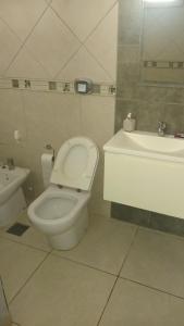 bagno bianco con servizi igienici e lavandino di Home J y M a Concordia