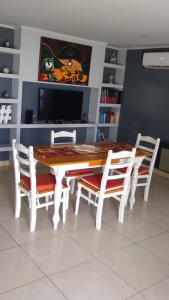 une table à manger avec quatre chaises et une télévision dans l'établissement Home J y M, à Concordia