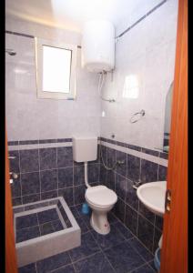 La salle de bains est pourvue de toilettes et d'un lavabo. dans l'établissement BOGUMILA, à Bar