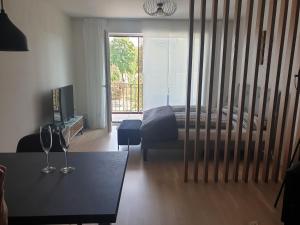 Sala de estar con cama y mesa en Luxus Apartment in Burghausen, en Burghausen