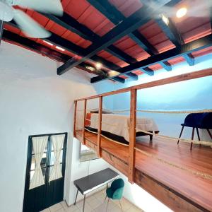1 dormitorio con 1 cama en una terraza de madera en Hostal Luna 49 en Querétaro