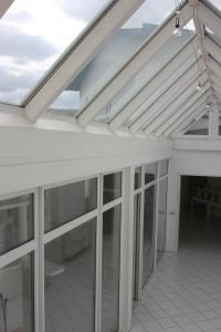 a roof extension of a house with a white roof at Hotel Asslar in Aßlar