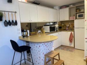a kitchen with white cabinets and a island in the middle at לופט משגע במיקום מרכזי ברמת גן in Ramat Gan