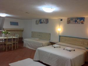 A bed or beds in a room at Addisora Appartamenti