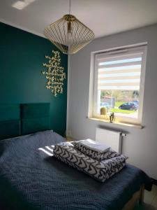 Postel nebo postele na pokoji v ubytování Apartament KUBIKS SADY + 14 fotografií