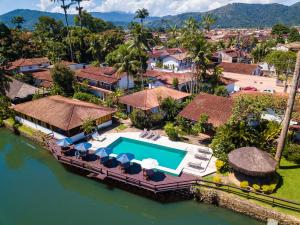 uma vista aérea de uma casa sobre a água em Pousada Corsario Paraty em Paraty