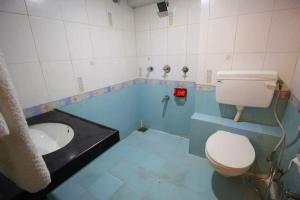 y baño con aseo y lavamanos. en Hotel Royal Stay, Pakwan Sg Highway en Ahmedabad