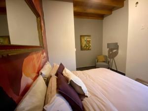 1 dormitorio con 1 cama blanca grande con almohadas en Golf Villa con Jacuzzi y rooftop, en San Miguel de Allende