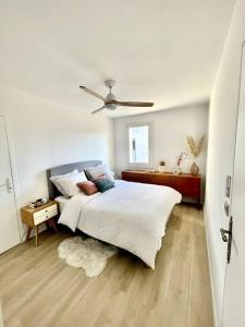 una camera con letto e ventilatore a soffitto di Maison et Piscine à 10min d’Aix/20min de Marseille a Bouc-Bel-Air