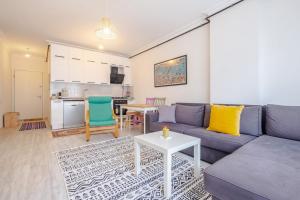 - un salon avec un canapé bleu et une table dans l'établissement Pleasant Fl, à Istanbul