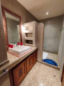 bagno con lavandino e specchio di Villa Palmeraie Marrakech avec Piscine a Marrakech