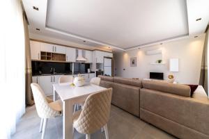Kitchen o kitchenette sa Modern Apartment with Shared Sauna in Alanya