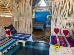 een kamer met 2 bedden en 2 banken bij Casa Love in Sayulita