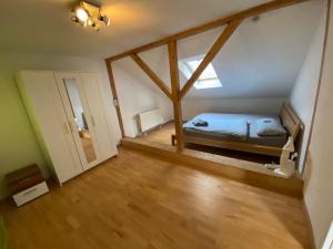 ein Schlafzimmer im Dachgeschoss mit einem Bett und einem Fenster in der Unterkunft Ferienhaus Mama Rhein - 134mq in Bingen am Rhein
