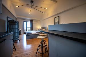 uma cozinha e sala de estar com um bar num quarto em Studio Apartment Kos**** em Opatija
