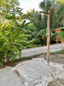un poste al lado de una carretera con plantas en Sámara Tarantela Houses, Casa Coyol, en Sámara