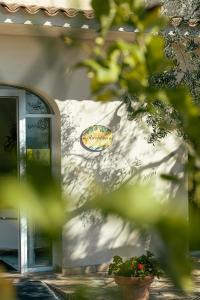 un bâtiment avec un panneau sur son côté dans l'établissement Hotel Belvedere, à Sperlonga