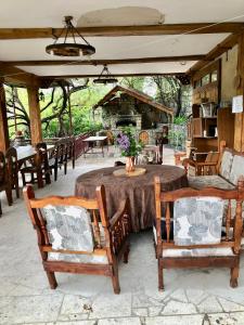 un tavolo con due sedie e un tavolo con fiori di Guest House Anahit Ijevan a Ijevan