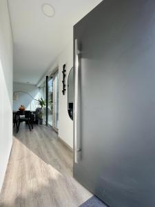 un corridoio con porta che conduce a una sala da pranzo di Tea Apartment a Lubiana