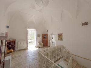 uma escada que leva a uma sala de estar com paredes brancas em Casa Niná em Vietri