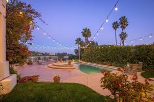 um quintal com uma piscina e uma série de luzes em Stradella em Los Angeles