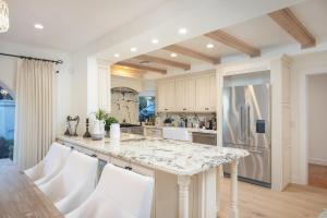 una cucina con ripiano in marmo e frigorifero di Stradella a Los Angeles