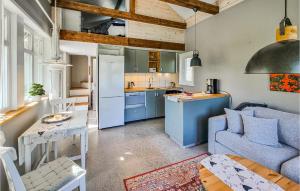 Stunning Home In Romelanda With Kitchen في Romelanda: مطبخ وغرفة معيشة مع أريكة وطاولة