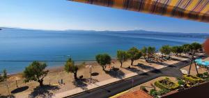 een uitzicht op het strand en de oceaan vanuit een gebouw bij Poseidon Hotel in Lefkandi Chalkidas