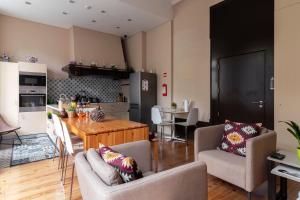 een keuken en een woonkamer met een tafel en stoelen bij Despertar Saudade in Coimbra