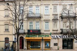 een gebouw met een winkel ervoor bij Despertar Saudade in Coimbra