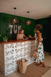 twee vrouwen aan een balie in een bar bij TUK Tropical Boutique Resort Jan Thiel in Willemstad