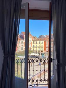 una puerta abierta a un balcón con vistas a un edificio en Exclusivo apartamento de diseño en PLAZA MAYOR VUT 09-449, en Burgos