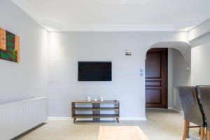 TV a/nebo společenská místnost v ubytování Elegant Flat Close to Istinye Coast in Yenikoy