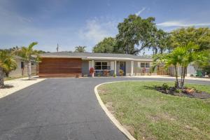 una casa con una entrada delante de ella en Seminole Vacation Rental with Heated Pool!, en Seminole
