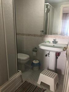 een badkamer met een wastafel en een toilet bij Yazlık in Burhaniye