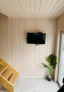 Zimmer mit einem TV an der Wand in der Unterkunft Łapacz snów in Władysławowo