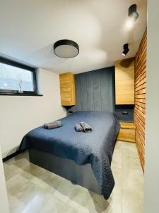 1 dormitorio con 1 cama con 2 toallas en Balans nad Jeziorem en Ślesin