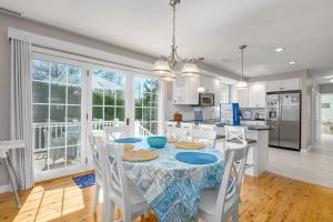 Una cocina y un comedor con mesa y sillas. en 9 Wilfin Road South Yarmouth Cape Cod - Four Shore, en South Yarmouth