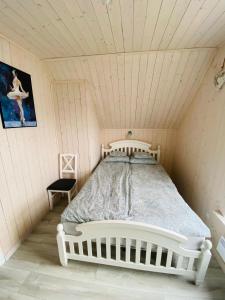 Łapacz snów في فواديسوافوفو: غرفة نوم بسرير أبيض في العلية